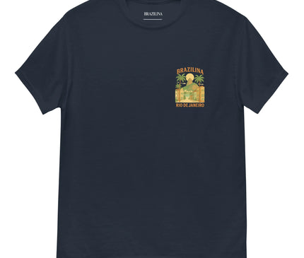 T-shirt bleu foncé avec un design inspiré de Rio de Janeiro, mettant en avant des palmiers, des bâtiments au style architectural brésilien et un coucher de soleil. Le texte 'Brazilina Rio de Janeiro' est visible. Vêtement évoquant l'ambiance tropicale, ensoleillée et festive du Brésil, idéal pour un style décontracté et tendance.