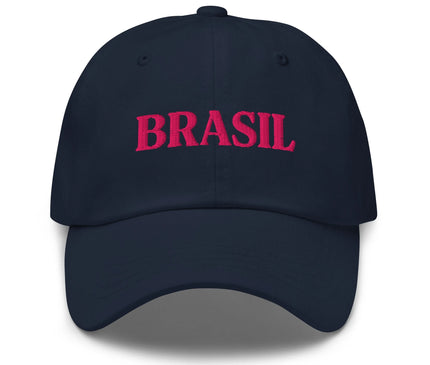 Casquette bleu marine avec inscription 'Brasil' en lettres roses, inspirée de l'esprit vibrant et décontracté du Brésil, reflétant la culture joyeuse, festive et accueillante du pays.