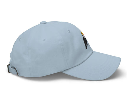 Casquette brodée en bleu clair avec un motif de toucan, symbolisant la faune exotique du Brésil et l'esprit tropical et décontracté de la mode brésilienne. Accessoire élégant et intemporel pour un look libre et joyeux.