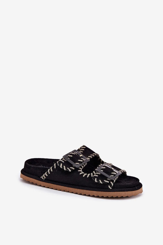 Sandales bohème-chic noires pour femmes, avec coutures artisanales blanches, boucles réglables et semelle en caoutchouc, inspirées par l'élégance décontractée et les traditions brésiliennes.