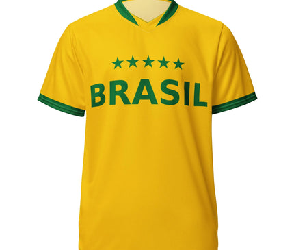 Maillot de football jaune avec l'inscription 'BRASIL' en vert, orné de cinq étoiles vertes, symbolisant la culture sportive et festive du Brésil, idéal pour représenter la passion brésilienne pour le football.