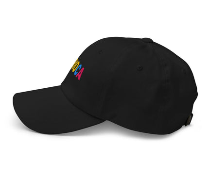 Casquette noire avec l'inscription colorée 'Carioca', inspirée par la culture festive de Rio de Janeiro au Brésil. Accessoire au design décontracté et contemporain mettant en avant l'esprit joyeux et vibrant des habitants de Rio, célèbre pour leur musique, danse et plages ensoleillées.