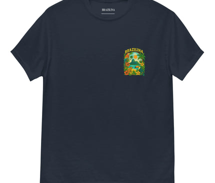 T-shirt bleu marine avec un petit imprimé vibrant inspiré du Brésil sur la poitrine. Le design représente des éléments tropicaux, notamment des palmiers, des fleurs exotiques et des paysages emblématiques, évoquant la nature luxuriante et la culture festive du pays. Parfait pour un style décontracté et une invitation au voyage aux couleurs du Brésil.