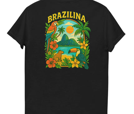 T-shirt noir inspiré du Brésil avec un design coloré représentant des palmiers, des fleurs exotiques orange et jaunes, des animaux tropicaux comme un toucan, une capybara et un perroquet, ainsi qu'un paysage tropical avec un coucher de soleil et des montagnes. Le texte 'Brazilina' est inscrit en jaune en haut du design, évoquant l'énergie, la biodiversité et la culture vibrante brésilienne.