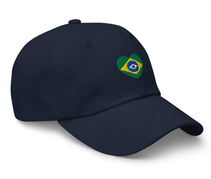 Casquette bleue foncée avec un motif en forme de cœur représentant le drapeau brésilien, célébrant l'amour et la fierté pour la culture brésilienne, idéale pour compléter un style décontracté et passionné.