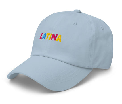 Casquette bleue ciel avec broderie colorée du mot 'LATINA', symbolisant l'esprit joyeux et vibrant du Brésil avec des influences latino-américaines. Accessoire inspiré des traditions et de la culture brésilienne, idéal pour un style simple et évocateur.