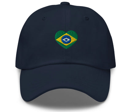 Casquette bleu marine avec un motif en forme de cœur inspiré du drapeau brésilien, présentant les couleurs vert, jaune et bleu, symbolisant l'esprit vibrant, l'énergie chaleureuse et la culture riche du Brésil. Accessoire parfait pour afficher votre amour et fierté pour le pays du football, de la samba et des paysages tropicaux emblématiques.