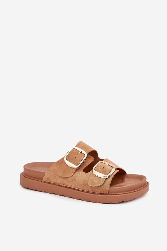 Sandales brésiliennes minimalistes en daim camel avec deux larges brides ajustables décorées de boucles métallisées, semelle légère marron évoquant confort et élégance décontractée typique du style de vie brésilien.