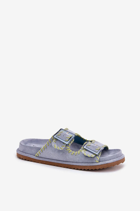 Claquettes pour femmes en suédine écologique avec ornements décoratifs et boucles sur le devant, semelle intérieure profilée, couleur violette avec coutures jaunes, plateforme de 2,5 cm, idéales pour l'été et les styles urbains ou de vacances.