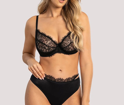 Sous-vêtement féminin noir en dentelle élégante inspiré par la sensualité brésilienne, composé d'un soutien-gorge en dentelle fine et d'une culotte taille haute avec des détails raffinés, offrant une touche de sophistication et de charme.