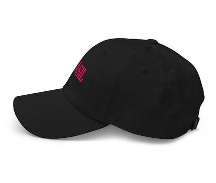 Casquette noire au design minimaliste avec le mot 'Brasil' brodé en rose vif, inspirée de la culture brésilienne, symbolisant l'esprit joyeux, festif et accueillant du Brésil. Accessoire parfait pour les amateurs du style décontracté et de l'énergie brésilienne.