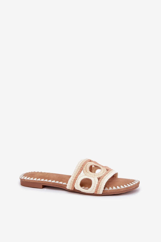 Sandales artisanales inspirées du Brésil avec des détails tissés évoquant les savoir-faire traditionnels, design bohème et ouvert, semelle légère, parfaites pour un style décontracté et estival.