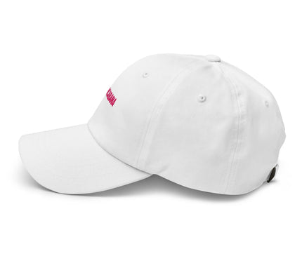 Casquette blanche inspirée par le style vibrant de Copacabana, ornée d'une broderie minimaliste rose, évoquant l'art de vivre brésilien avec une touche élégante et moderne.