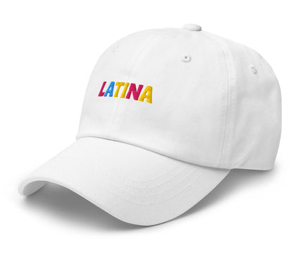 Casquette blanche avec broderie colorée du mot 'LATINA' en rappel des racines latino-américaines et des expressions culturelles brésiliennes vibrantes. Accessoire inspiré par la richesse culturelle et festive du Brésil.