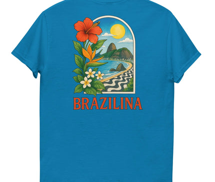 T-shirt bleu vibrant avec un design inspiré du Brésil, mettant en avant des motifs tropicaux tels qu'une grande fleur d'hibiscus rouge, des fleurs blanches, un oiseau de paradis orange et des paysages emblématiques, dont une plage aux motifs ondulés noirs et blancs, des montagnes en arrière-plan et un soleil éclatant. Le texte 'Brazilina' est inscrit en orange vif en bas du visuel, célébrant l'énergie et la beauté de la culture brésilienne.