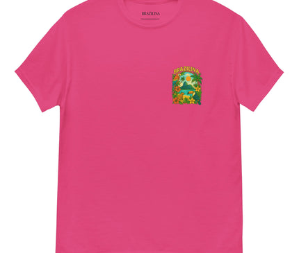 T-shirt rose vibrant inspiré du Brésil avec un design tropical coloré sur la poitrine. Illustration représentant des palmiers, des fleurs exotiques, des paysages tropicaux et une ambiance festive, reflétant la richesse naturelle et culturelle brésilienne.
