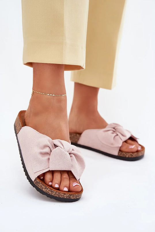 Sandales élégantes et décontractées avec nœud décoratif rose clair, semelle en liège et design inspiré du style boho chic brésilien, idéales pour une tenue estivale ou une promenade en bord de mer.