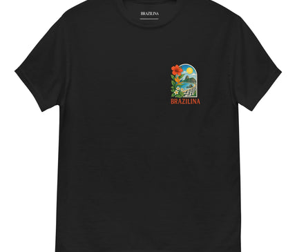 T-shirt noir avec un design évoquant l'essence du Brésil, incluant des motifs tropicaux tels que des fleurs exotiques rouges, des paysages naturels et une ambiance vibrante. Le visuel inclut une arche rappelant les paysages du pays avec un soleil, des montagnes et une rivière, accompagné du texte 'Brazilina'. Idéal pour célébrer la culture et la nature brésilienne.