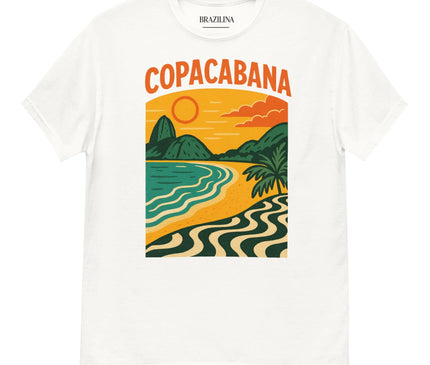 T-shirt blanc avec une illustration colorée inspirée de Copacabana, représentant un paysage tropical avec une plage de sable doré, des vagues ondulées évoquant les motifs de la promenade, des collines verdoyantes, un palmier et un coucher de soleil vibrant. Design rendant hommage à l'esprit décontracté et à la richesse culturelle de Rio de Janeiro et du Brésil.