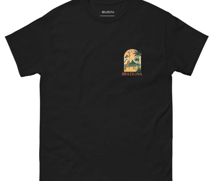 T-shirt noir inspiré du Brésil avec un design vibrant représentant un paysage tropical, des palmiers, une figure dynamique et l'inscription Brazilina, évoquant l'énergie et l'atmosphère festive des plages brésiliennes.