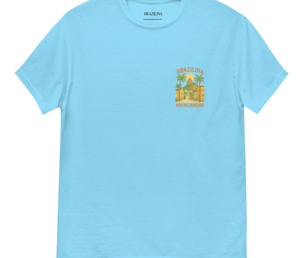 T-shirt bleu avec design inspiré de Rio de Janeiro, affichant des palmiers, des bâtiments emblématiques et le texte 'Brazilina Rio de Janeiro'. Ce vêtement reflète l'ambiance tropicale et festive du Brésil, parfait pour un style décontracté et exotique.