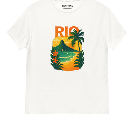 T-shirt blanc avec un motif illustré inspiré du Brésil, représentant un paysage tropical avec une plage, des palmiers, des fleurs orange et une montagne en arrière-plan, accompagné du texte 'RIO' en orange, évoquant l'énergie vibrante et la beauté exotique de Rio de Janeiro.