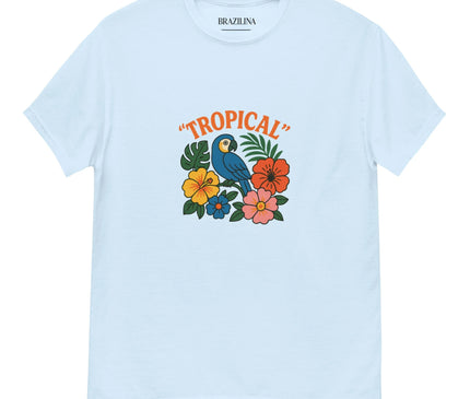T-shirt bleu clair avec un design tropical inspiré du Brésil. Illustration centrée d’un perroquet bleu entouré de fleurs exotiques colorées (orange, jaune, rose et bleue) et de feuillages tropicaux. Inscription 'TROPICAL' en orange au-dessus de l’illustration. Motif évoquant la biodiversité et la culture vibrante du Brésil, parfait pour une touche festive et estivale.
