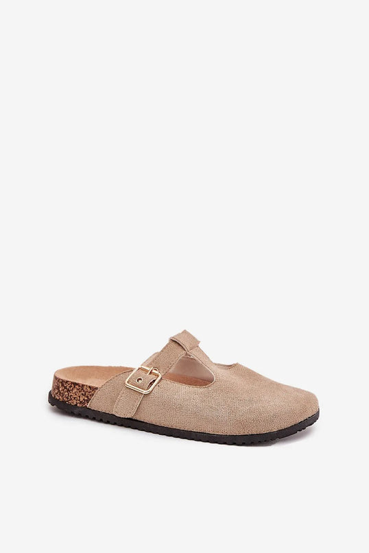 Sandales élégantes pour femmes en suédine écologique beige avec une semelle en liège profilée, bouts couverts pour une protection optimale, boucle réglable dorée pour un ajustement parfait, semelle de 2,5 cm, idéales pour un usage quotidien alliant confort et style à la mode.