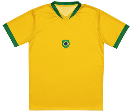 Maillot jaune et vert inspiré du football brésilien, représentant la fierté et l'énergie de la culture sportive du Brésil. Design épuré avec col et manches en vert, symbole d'appartenance à l'esprit brésilien.
