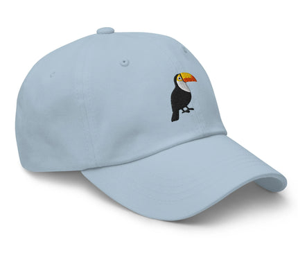 Casquette bleue claire avec broderie d'un toucan, symbole de la biodiversité brésilienne, évoquant l'exotisme et la chaleur des paysages tropicaux du Brésil, idéale pour un style décontracté et authentique.