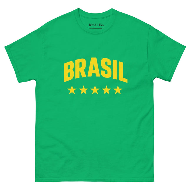 T-shirt vert avec l'inscription 'BRASIL' en jaune et cinq étoiles jaunes en dessous, célébrant l'héritage sportif et culturel du Brésil, symbole de sa fierté nationale et de son excellence dans des domaines comme le football.