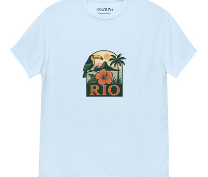T-shirt blanc orné d'un design tropical mettant en avant un toucan, un coucher de soleil, des palmiers, une fleur hibiscus orange et le mot 'RIO'. Ce vêtement capture l'essence du Brésil avec des éléments symboliques de la faune, de la flore et des paysages luxurieux, évoquant la richesse culturelle et naturelle de Rio de Janeiro.