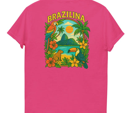 T-shirt rose vibrant, inspiré du Brésil, présentant un design tropical illustré avec des palmiers, des fleurs exotiques, un paysage ensoleillé avec des montagnes, et des animaux iconiques tels qu'un toucan, une capybara et un perroquet. Le mot 'Brazilina' est affiché en lettres jaune vif, évoquant la nature luxuriante et l'énergie festive brésilienne.