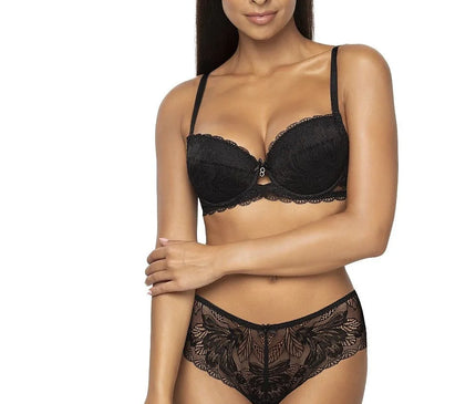 Slip voluptueux noir en dentelle de style soutien-gorge avec motif floral, nœud décoratif sur le devant, porté par un mannequin, composition : 78 % polyamide, 14 % élasthanne, 8 % coton. Disponible en tailles 36 à 44 avec des mensurations de hanche allant de 88 à 115 cm.