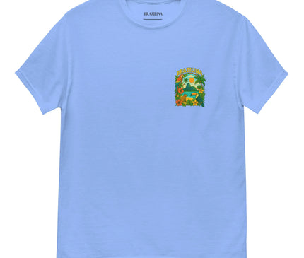 T-shirt bleu clair avec un design illustré évoquant le Brésil, représentant palmiers, fleurs exotiques et paysages tropicaux. Motif vibrant avec l'inscription 'Brazilina', incarnant l'essence festive et tropicale de la culture brésilienne. Parfait pour un look décontracté et une invitation au voyage.