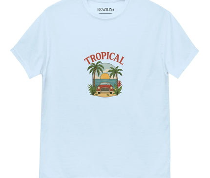 T-shirt tropical inspiré du Brésil avec un design représentant un coucher de soleil, des palmiers, une plage et un véhicule vintage. Style évoquant les paysages tropicaux et l'élégance de la mode brésilienne. Parfait pour un look estival et exotique.