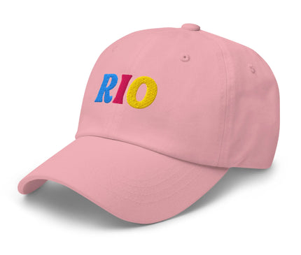 Casquette rose avec broderie colorée 'RIO' en bleu, rouge et jaune, inspirée des carnavals brésiliens et de l'ambiance festive de Rio de Janeiro, symbolisant la culture vibrante et l'énergie du Brésil.