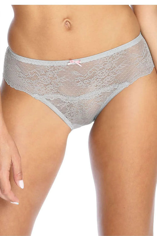 Culotte en dentelle grise avec détails délicats et ruban décoratif rose, inspirée de la mode brésilienne. Alliant élégance et sensualité, cette pièce reflète la féminité libre et confiante, parfaite pour un confort quotidien avec style.