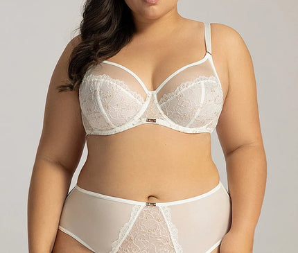 Bas de lingerie femme, inspiré de la mode brésilienne élégante et raffinée, en dentelle avec motifs artisanaux et détails délicats, porté par un modèle taille XXL, mettant en valeur confort et féminité.