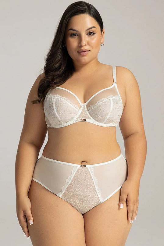 Bas de lingerie femme, inspiré de la mode brésilienne élégante et raffinée, en dentelle avec motifs artisanaux et détails délicats, porté par un modèle taille XXL, mettant en valeur confort et féminité.