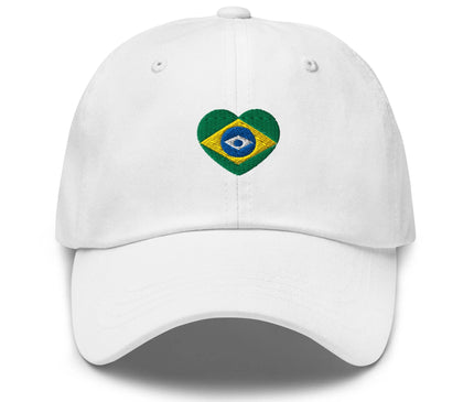 Casquette blanche avec un motif en forme de cœur représentant le drapeau du Brésil, symbolisant l'énergie vibrante, la fierté nationale et la culture riche du pays. Accessoire décontracté et unique inspiré par l'âme brésilienne.