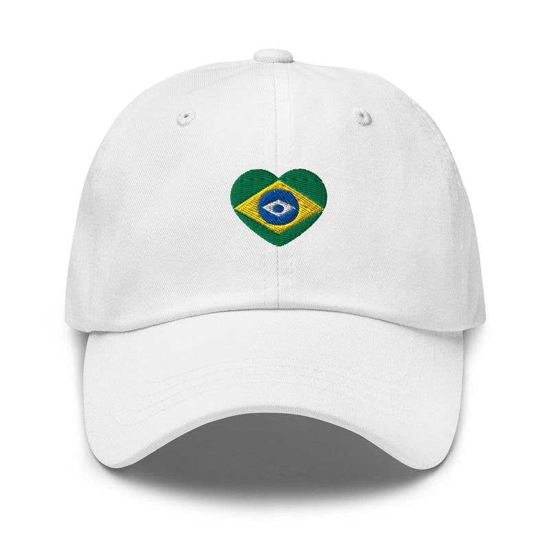 Casquette blanche avec un motif en forme de cœur représentant le drapeau du Brésil, symbolisant l'énergie vibrante, la fierté nationale et la culture riche du pays. Accessoire décontracté et unique inspiré par l'âme brésilienne.