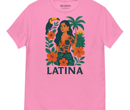 T-shirt rose célébrant la culture brésilienne avec une illustration vibrante d’une femme latine entourée de fleurs tropicales, d’un toucan et de palmiers, symbolisant la nature exotique, la joie de vivre et l’élégance brésilienne.
