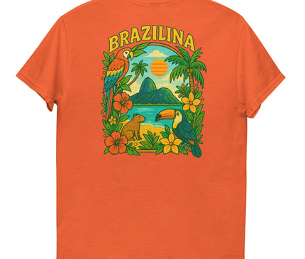 T-shirt orange avec un design tropical brésilien, présentant des illustrations colorées de fleurs exotiques, de palmiers, d'un toucan, d'un capybara et d'un perroquet, avec un paysage emblématique du Brésil en arrière-plan incluant le lever du soleil et des montagnes. Le mot 'Brazilina' est inscrit en haut, reflétant l'esprit festif et vibrant du Brésil.
