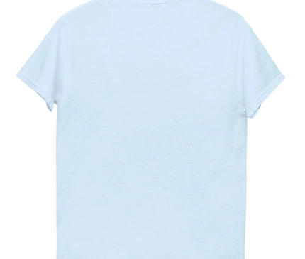 T-shirt blanc inspiré de la culture brésilienne, mettant en avant des motifs tropicaux et exotiques comme le toucan, des feuilles luxuriantes, une fleur tropicale et un coco, reflétant la biodiversité de l'Amazonie et l'esprit festif du Brésil.