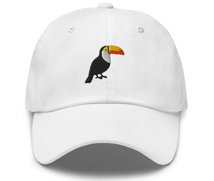 Casquette blanche avec broderie d’un toucan, symbole de la biodiversité brésilienne, alliant design simple et élégant inspiré de l’esprit tropical et décontracté du Brésil.