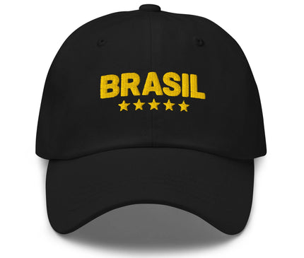 Casquette noire avec l'inscription 'Brasil' en lettres jaunes et cinq étoiles brodées, représentant la passion du Brésil pour le football, les victoires nationales et son esprit festif.