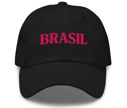 Casquette noire avec l'inscription 'BRASIL' en lettres roses, reflétant l'esprit vibrant et décontracté du Brésil. Cette casquette symbolise la fierté, la culture riche et festive du Brésil, idéale pour les amateurs de mode et les passionnés de l'ambiance brésilienne.