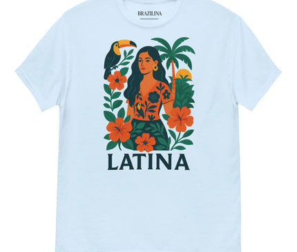 T-shirt blanc inspiré de la culture brésilienne, illustré avec un design coloré représentant une femme entourée de fleurs tropicales orange, un palmier, et un toucan, accompagné du texte 'Latina'. Ce vêtement célèbre la richesse de la flore et faune brésiliennes ainsi que l'élégance des femmes latines, évoquant un style vibrant et authentique.