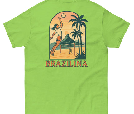 T-shirt vert avec un design inspiré du Brésil, représentant un paysage tropical avec des palmiers, une joueuse de volleyball sautant pour frapper la balle, une plage et une montagne en arrière-plan. Le mot 'Brazilina' est inscrit en lettres rouges en dessous du visuel. Parfait pour évoquer l'énergie et la joie de vivre brésiliennes.